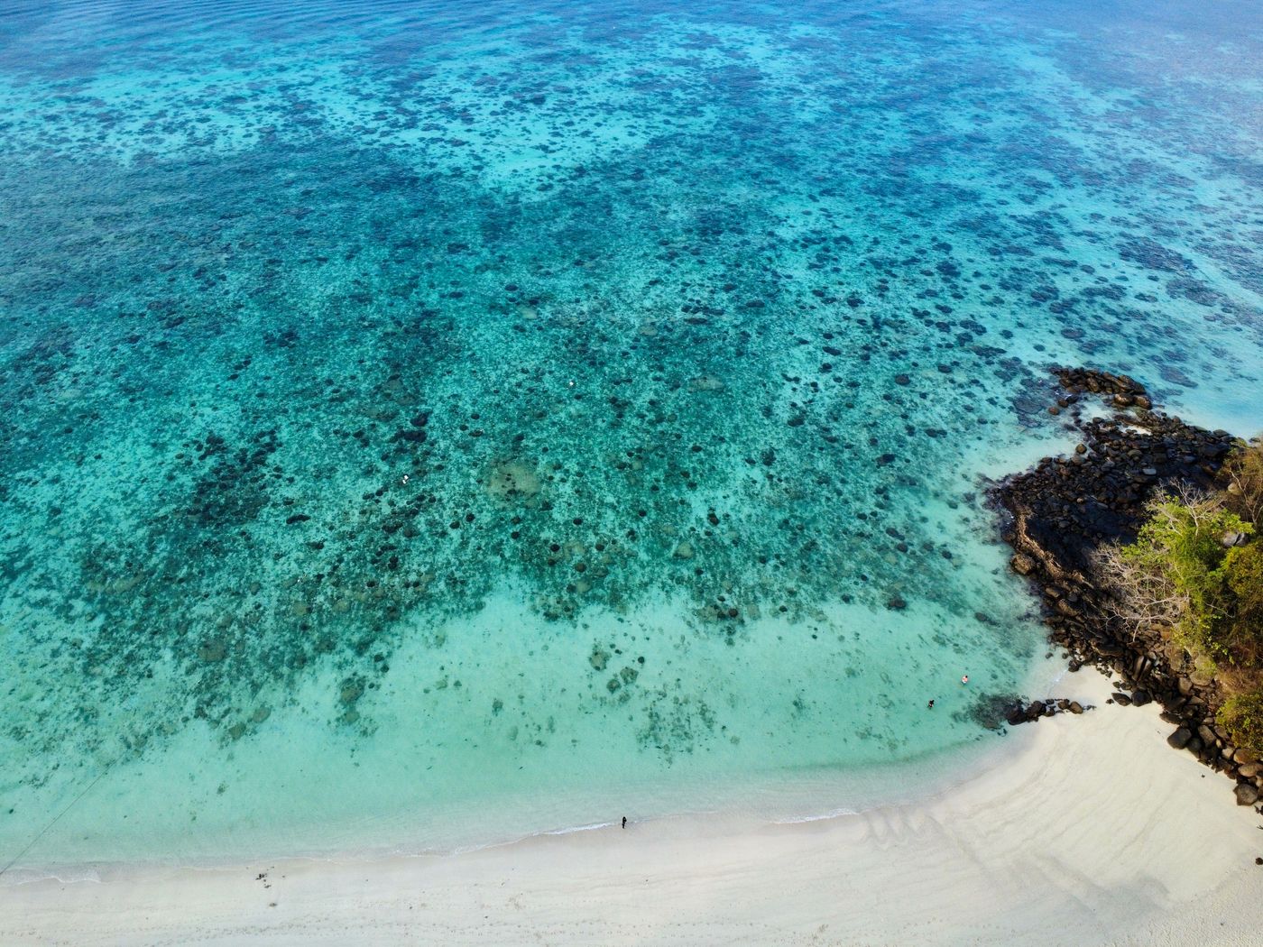 Eaux turquoise et plage de sable aux Comores